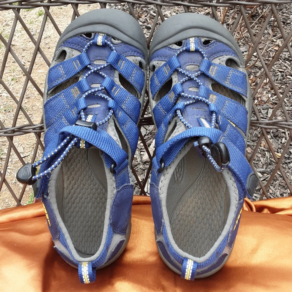 Keen Women's Outdoor Hiking Waterproof Footwear Size 6.